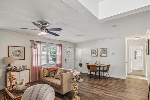 House in Saint Petersburg, Florida 3 bedrooms, 118.54 sq.m. № 1900382 - photo 3
