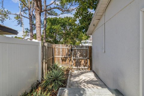 House in Saint Petersburg, Florida 3 bedrooms, 118.54 sq.m. № 1900382 - photo 17