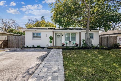 House in Saint Petersburg, Florida 3 bedrooms, 118.54 sq.m. № 1900382 - photo 1