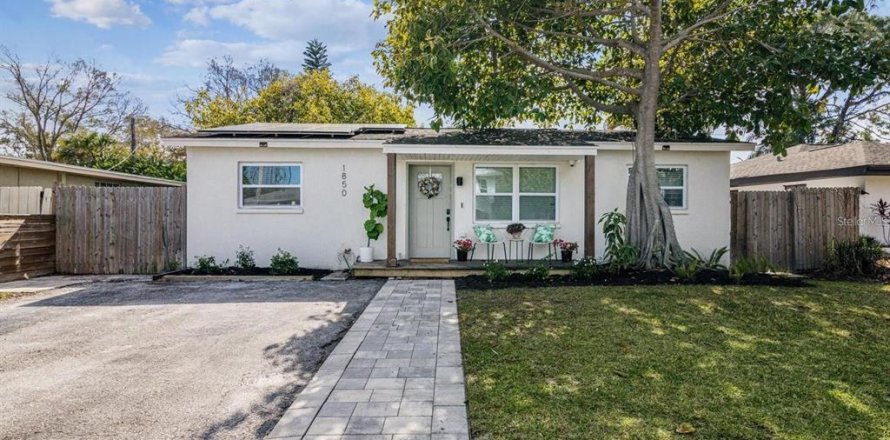 House in Saint Petersburg, Florida 3 bedrooms, 118.54 sq.m. № 1900382