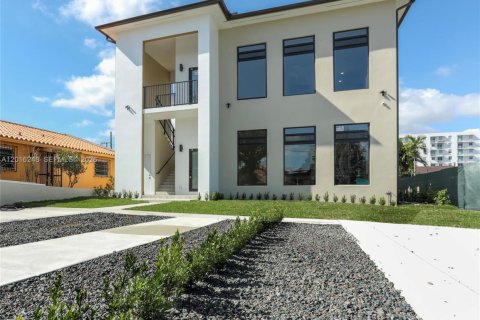 Villa ou maison à louer à Miami, Floride: 3 chambres, 185.8 m2 № 2078204 - photo 2