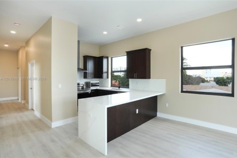 Villa ou maison à louer à Miami, Floride: 3 chambres, 185.8 m2 № 2078204 - photo 8