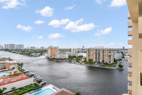 Condominio en Hallandale Beach, Florida, 2 dormitorios  № 2250559