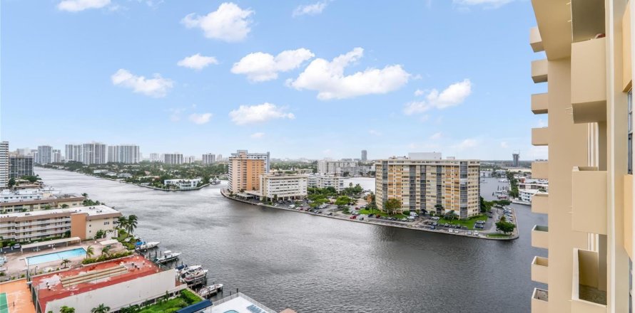 Condominio en Hallandale Beach, Florida, 2 dormitorios № 2250559