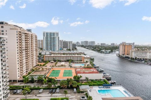 Condominio en venta en Hallandale Beach, Florida, 2 dormitorios, 102.19 m2 № 2250559 - foto 11