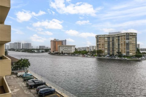 Condominio en venta en Hallandale Beach, Florida, 2 dormitorios, 102.19 m2 № 2250559 - foto 10