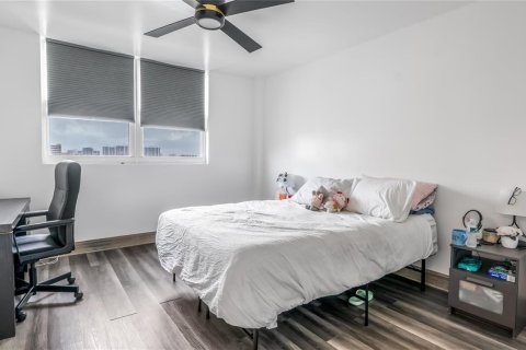 Condominio en venta en Hallandale Beach, Florida, 2 dormitorios, 102.19 m2 № 2250559 - foto 14