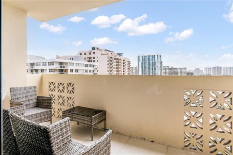 Condominio en venta en Hallandale Beach, Florida, 2 dormitorios, 102.19 m2 № 2250559 - foto 9