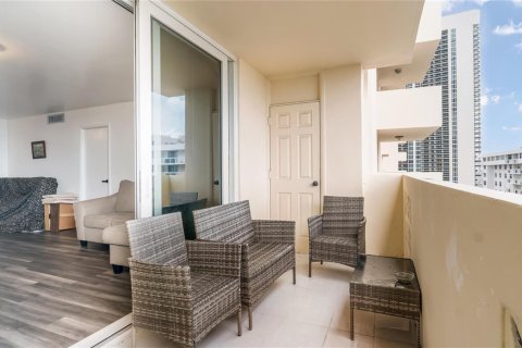 Condominio en venta en Hallandale Beach, Florida, 2 dormitorios, 102.19 m2 № 2250559 - foto 12