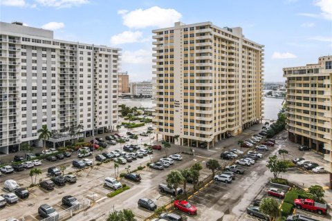 Condominio en venta en Hallandale Beach, Florida, 2 dormitorios, 102.19 m2 № 2250559 - foto 30