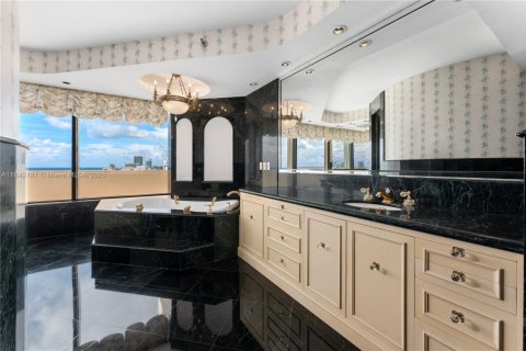 Condo in Miami Beach, Florida, 4 bedrooms  № 1833990 - photo 30