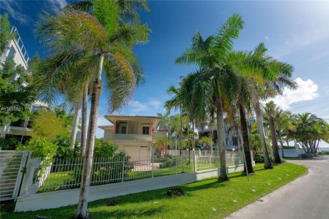 House in Fort Lauderdale, Florida 4 bedrooms, 286.51 sq.m. № 1946438 - photo 12