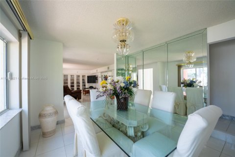 House in Fort Lauderdale, Florida 4 bedrooms, 286.51 sq.m. № 1946438 - photo 21