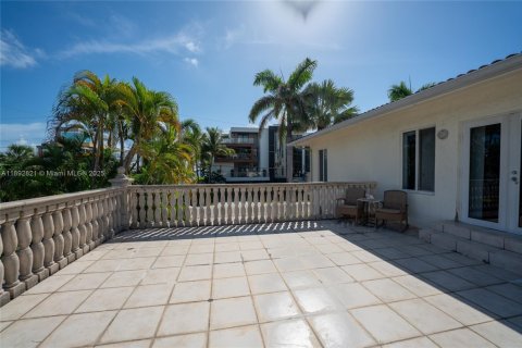 House in Fort Lauderdale, Florida 4 bedrooms, 286.51 sq.m. № 1946438 - photo 17