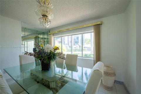 House in Fort Lauderdale, Florida 4 bedrooms, 286.51 sq.m. № 1946438 - photo 23
