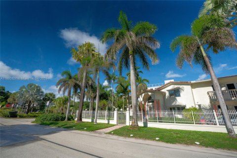 House in Fort Lauderdale, Florida 4 bedrooms, 286.51 sq.m. № 1946438 - photo 9