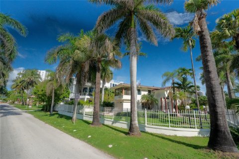 House in Fort Lauderdale, Florida 4 bedrooms, 286.51 sq.m. № 1946438 - photo 11