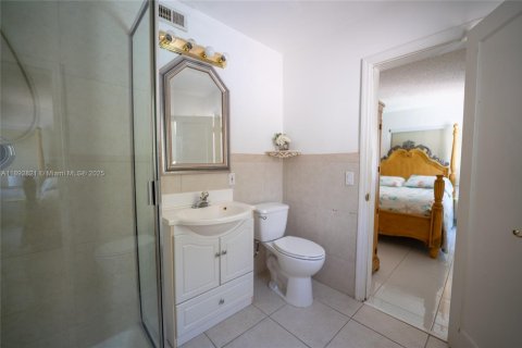 House in Fort Lauderdale, Florida 4 bedrooms, 286.51 sq.m. № 1946438 - photo 29
