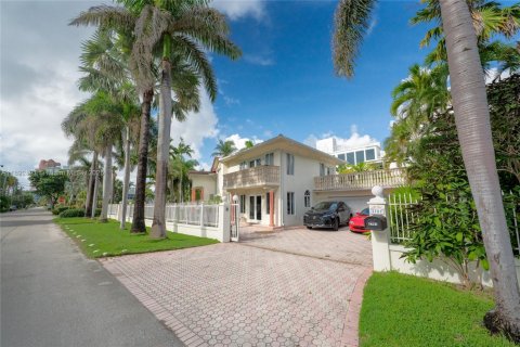 House in Fort Lauderdale, Florida 4 bedrooms, 286.51 sq.m. № 1946438 - photo 6