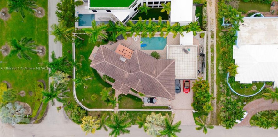 House in Fort Lauderdale, Florida 4 bedrooms, 286.51 sq.m. № 1946438