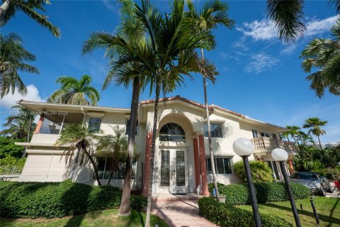 House in Fort Lauderdale, Florida 4 bedrooms, 286.51 sq.m. № 1946438 - photo 2
