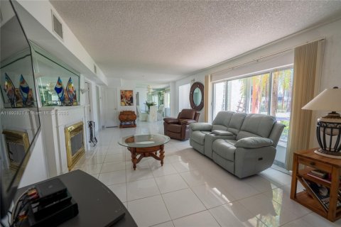 House in Fort Lauderdale, Florida 4 bedrooms, 286.51 sq.m. № 1946438 - photo 18