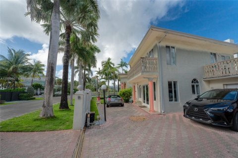House in Fort Lauderdale, Florida 4 bedrooms, 286.51 sq.m. № 1946438 - photo 7