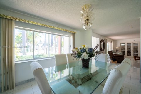 House in Fort Lauderdale, Florida 4 bedrooms, 286.51 sq.m. № 1946438 - photo 22