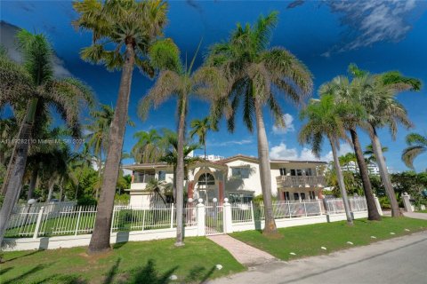 House in Fort Lauderdale, Florida 4 bedrooms, 286.51 sq.m. № 1946438 - photo 10