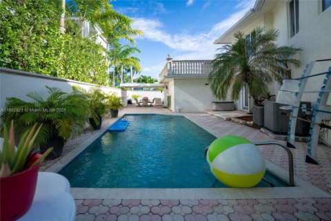 House in Fort Lauderdale, Florida 4 bedrooms, 286.51 sq.m. № 1946438 - photo 15