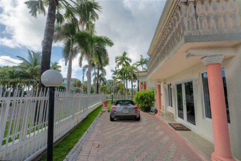House in Fort Lauderdale, Florida 4 bedrooms, 286.51 sq.m. № 1946438 - photo 8