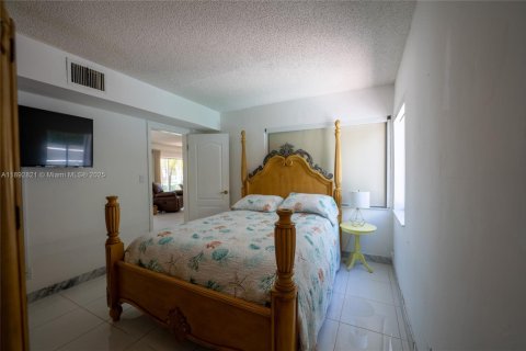 House in Fort Lauderdale, Florida 4 bedrooms, 286.51 sq.m. № 1946438 - photo 27