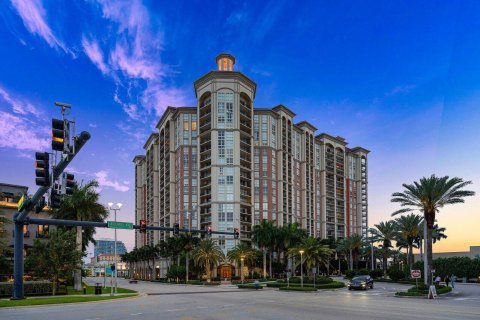 Condo in West Palm Beach, Florida, 1 bedroom  № 2082037 - photo 2