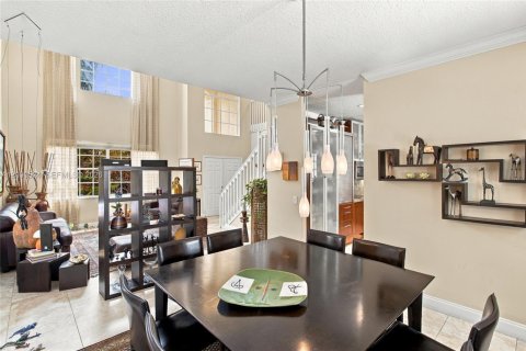 House in Weston, Florida 4 bedrooms, 248.23 sq.m. № 2392836 - photo 9