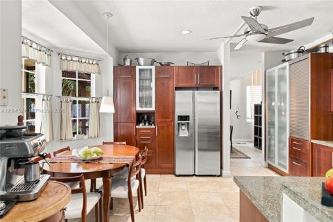 House in Weston, Florida 4 bedrooms, 248.23 sq.m. № 2392836 - photo 17