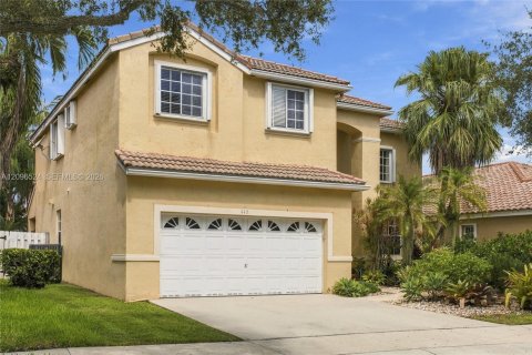 House in Weston, Florida 4 bedrooms, 248.23 sq.m. № 2392836 - photo 2