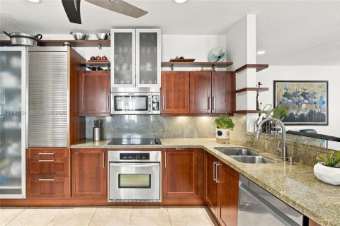 House in Weston, Florida 4 bedrooms, 248.23 sq.m. № 2392836 - photo 15