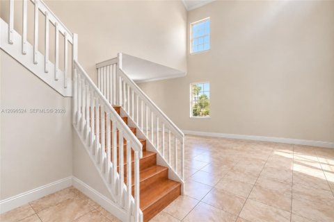 House in Weston, Florida 4 bedrooms, 248.23 sq.m. № 2392836 - photo 6