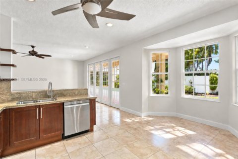 House in Weston, Florida 4 bedrooms, 248.23 sq.m. № 2392836 - photo 13