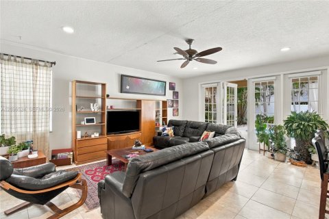 House in Weston, Florida 4 bedrooms, 248.23 sq.m. № 2392836 - photo 21