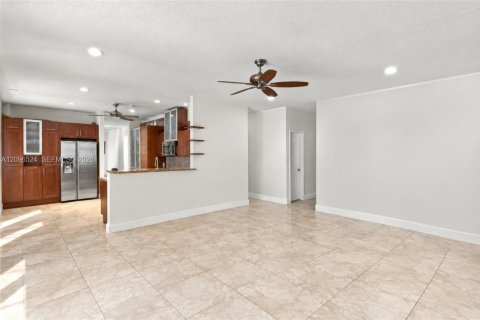 House in Weston, Florida 4 bedrooms, 248.23 sq.m. № 2392836 - photo 19