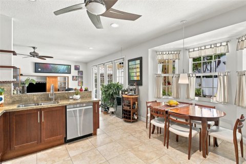 House in Weston, Florida 4 bedrooms, 248.23 sq.m. № 2392836 - photo 12