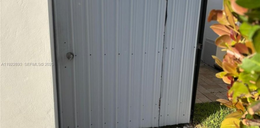 Immobilier commercial à Miami, Floride 1 chambre № 1976960