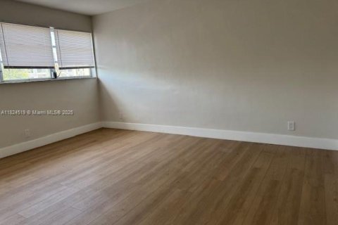 Condo in Hallandale Beach, Florida, 2 bedrooms  № 1790383 - photo 12