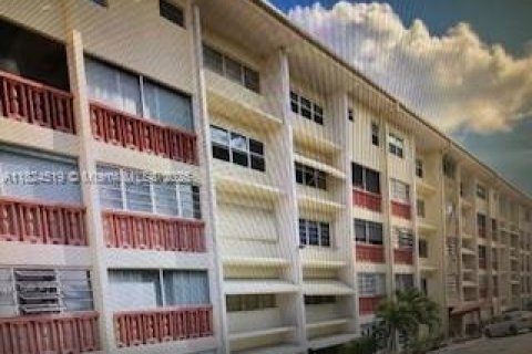 Condo in Hallandale Beach, Florida, 2 bedrooms  № 1790383 - photo 1