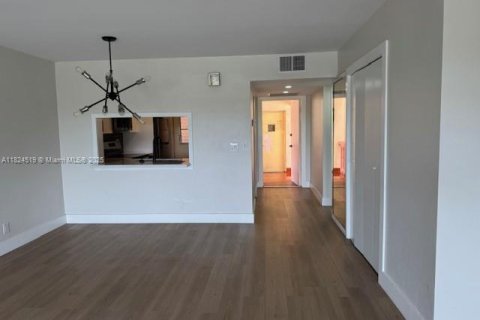 Condo in Hallandale Beach, Florida, 2 bedrooms  № 1790383 - photo 6