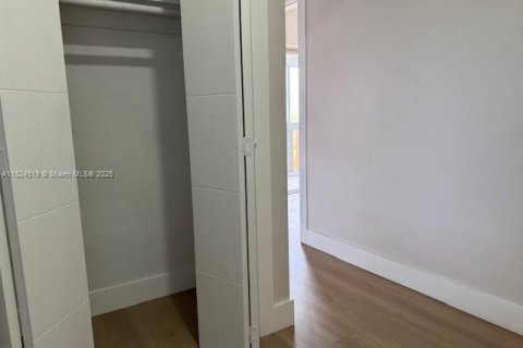 Condo in Hallandale Beach, Florida, 2 bedrooms  № 1790383 - photo 17