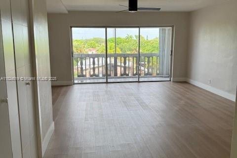 Condo in Hallandale Beach, Florida, 2 bedrooms  № 1790383 - photo 8