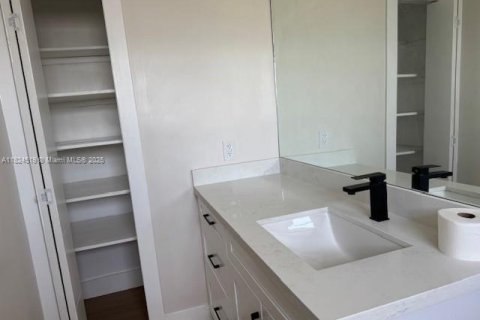 Condo in Hallandale Beach, Florida, 2 bedrooms  № 1790383 - photo 18