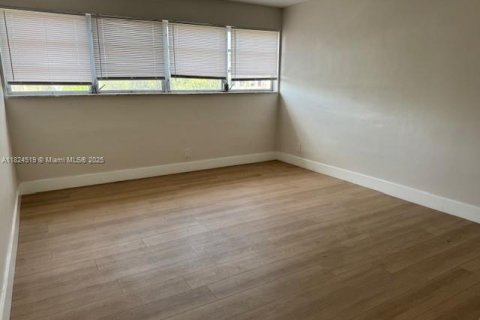 Condo in Hallandale Beach, Florida, 2 bedrooms  № 1790383 - photo 13